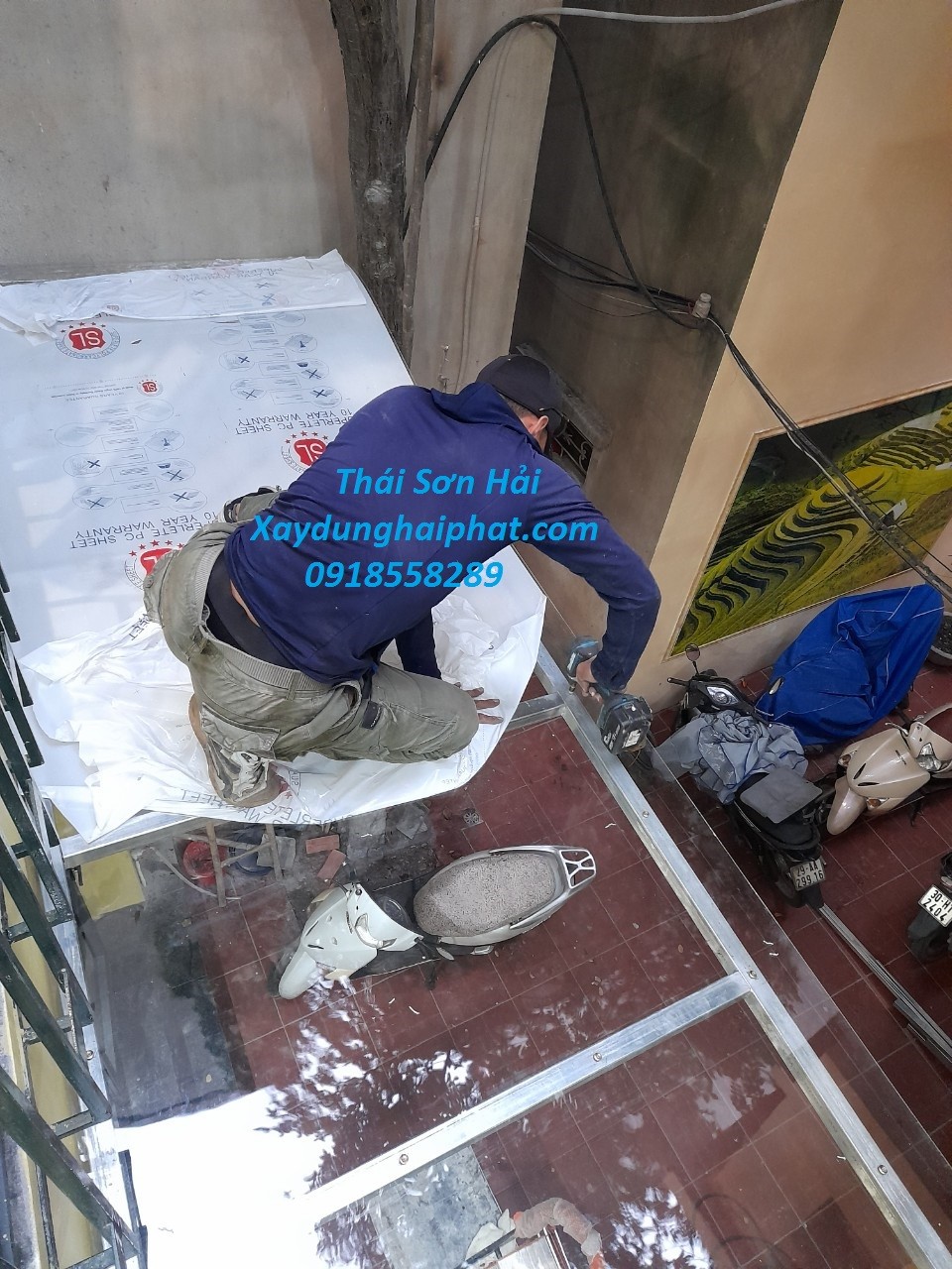 bang-gia-thi-cong-tam-lay-sang-gia-lam-mai-nhua-poly-o-ha-noi-1