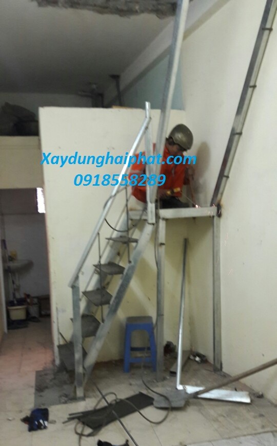 bao-gia-thi-cong-cau-thang-sat-lan-can-inox-chinh-xac-nhat-tai-ha-noi-2