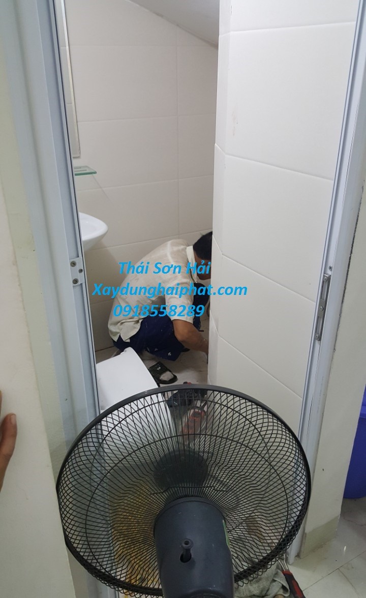 cach-xu-ly-tham-nuoc-san-nha-ve-sinh-chong-tham-nha-tam-cu-hieu-qua-2