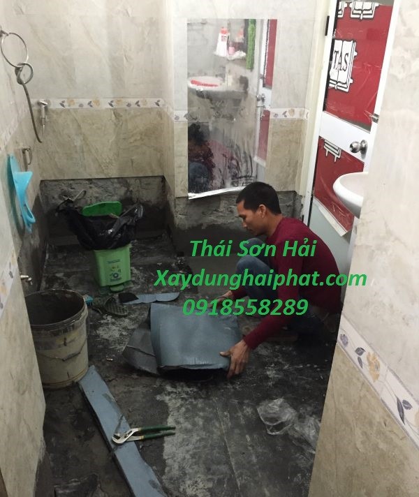 cach-xu-ly-tham-nuoc-san-nha-ve-sinh-chong-tham-nha-tam-cu-hieu-qua-3
