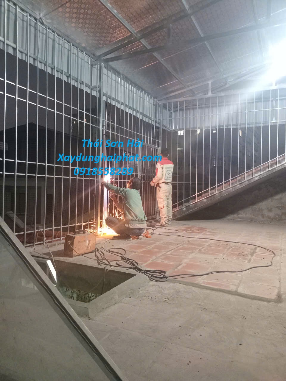 can-doi-tho-lam-khung-sat-cua-sat-mai-ton-gia-re-tai-Ha-Noi-1