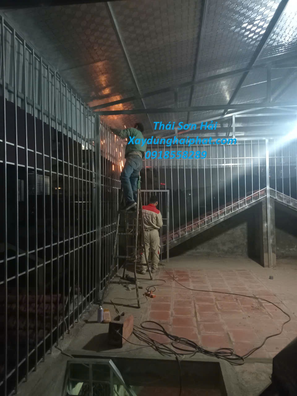 can-doi-tho-lam-khung-sat-cua-sat-mai-ton-gia-re-tai-Ha-Noi-5