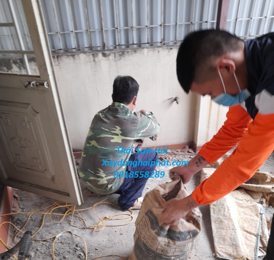 chong-tham-tran-bi-nut-chong-tham-ban-cong-san-thuong-tai-cau-giay-hn-2