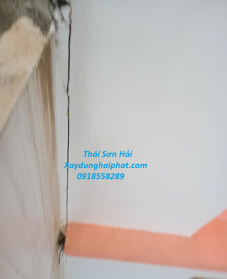 chuyen-gia-chong-tham-tuong-xu-ly-nut-co-tran-Ha-Noi-2