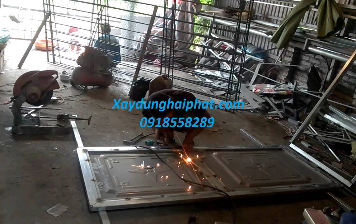chuyen-nhan-lap-dat-khung-sat-bao-ve-lam-cua-sat-ha-noi-1