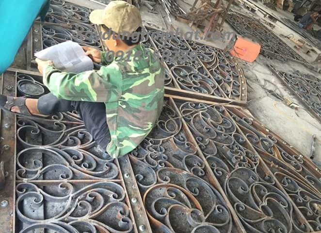 chuyen-nhan-lap-dat-khung-sat-bao-ve-lam-cua-sat-ha-noi-2