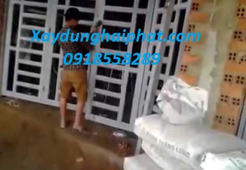 chuyen-nhan-lap-dat-khung-sat-bao-ve-lam-cua-sat-ha-noi-3