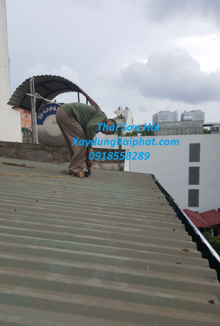 chuyen-sua-mai-ton-gia-re-chong-tham-dot-mai-ton-cu-bi-han-ri-o-HN-2