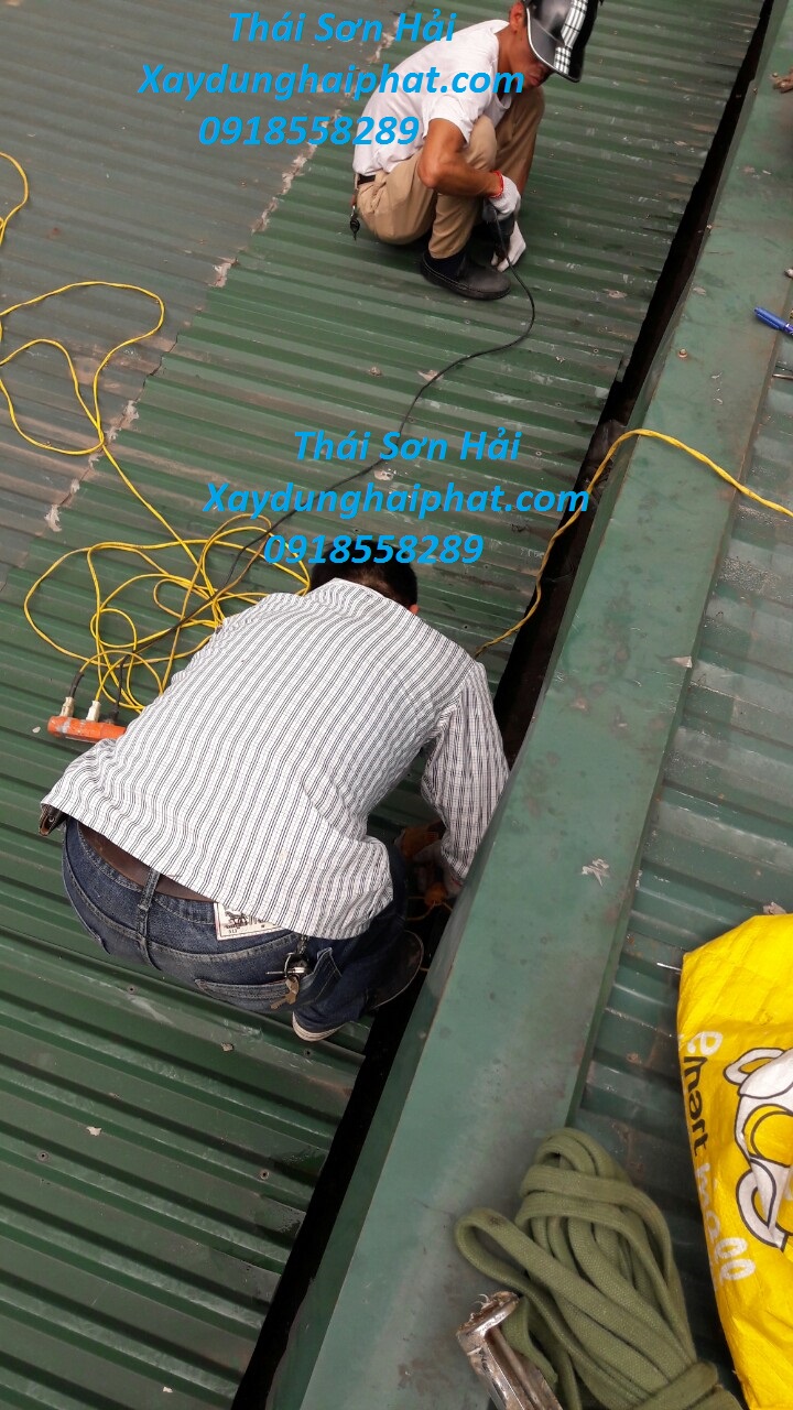 chuyen-sua-mai-ton-gia-re-chong-tham-dot-mai-ton-cu-bi-han-ri-o-HN-5