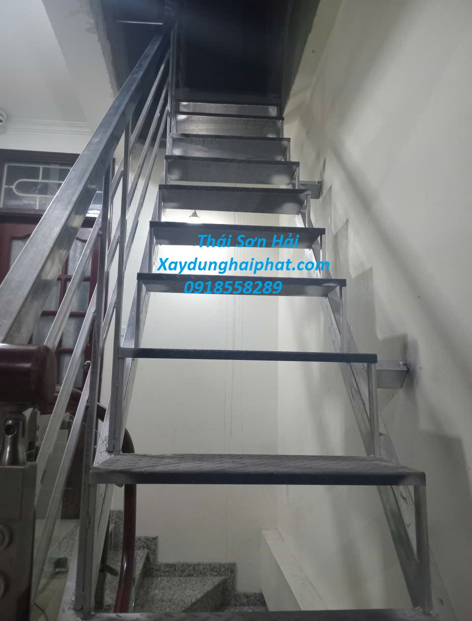 co-so-gia-cong-cau-thang-sat-ben-dep-theo-thoi-gian-o-HN-1