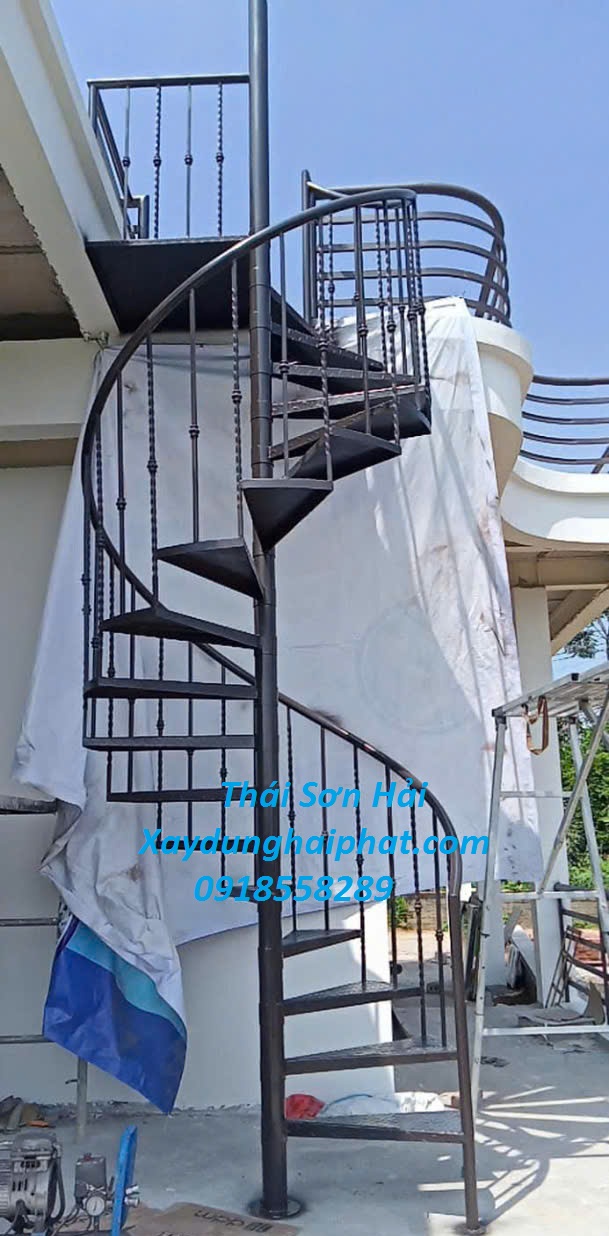 co-so-gia-cong-cau-thang-sat-ben-dep-theo-thoi-gian-o-HN-3