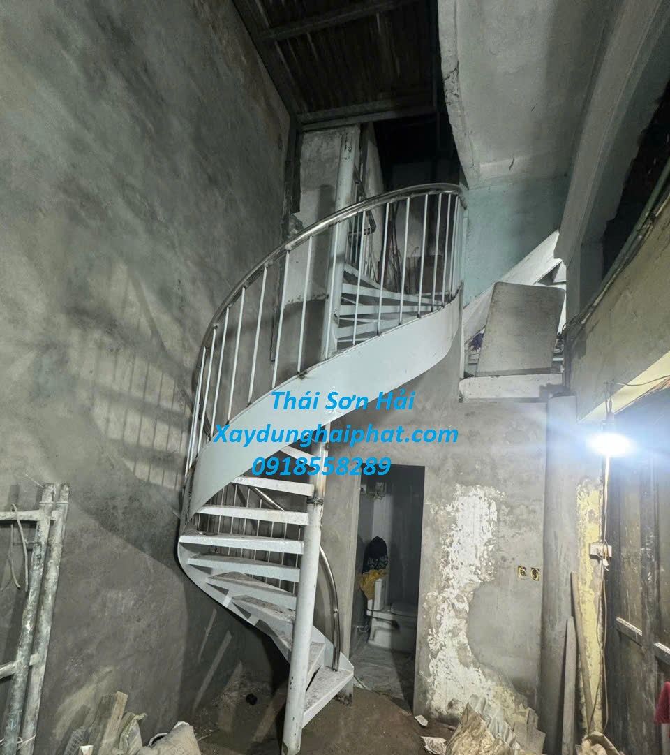 co-so-gia-cong-cau-thang-sat-ben-dep-theo-thoi-gian-o-HN-4