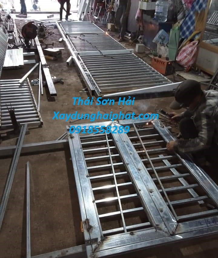 co-so-lam-cua-cong-sat-chuyen-nghiep-lam-cua-inox-tai-ha-noi-1