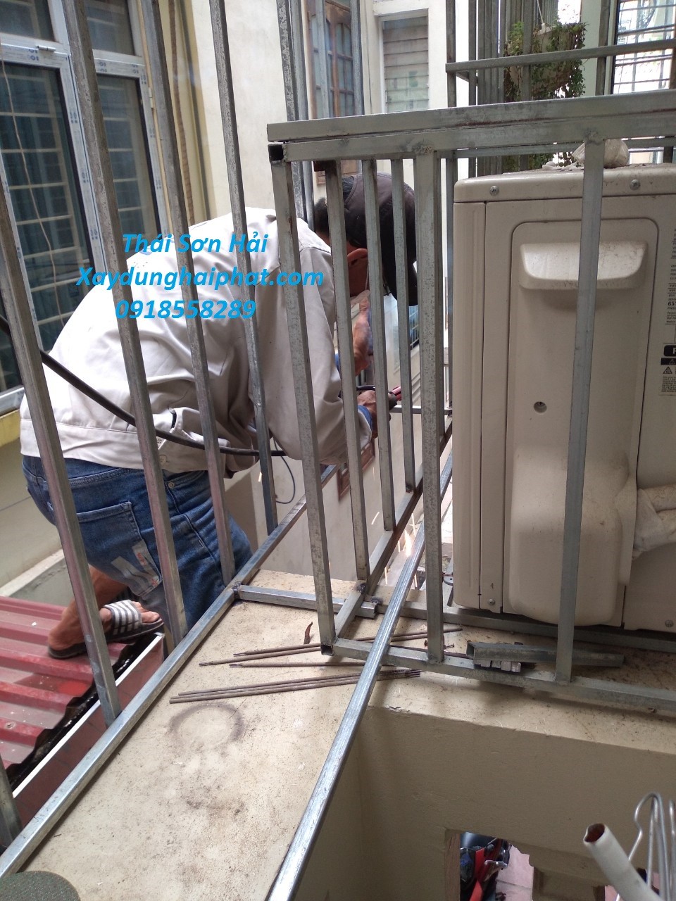 co-so-thi-cong-khung-bao-ve-chuong-cop-sat-dep-nhat-o-hn-2