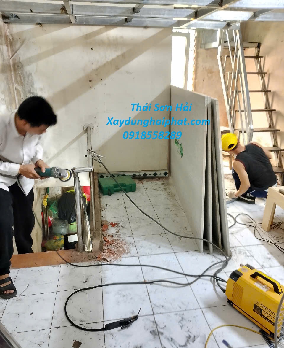 cong-ty-chuyen-lam-ve-gac-xep-gac-lung-bang-sat-gia-re-o-Ha-Noi-1