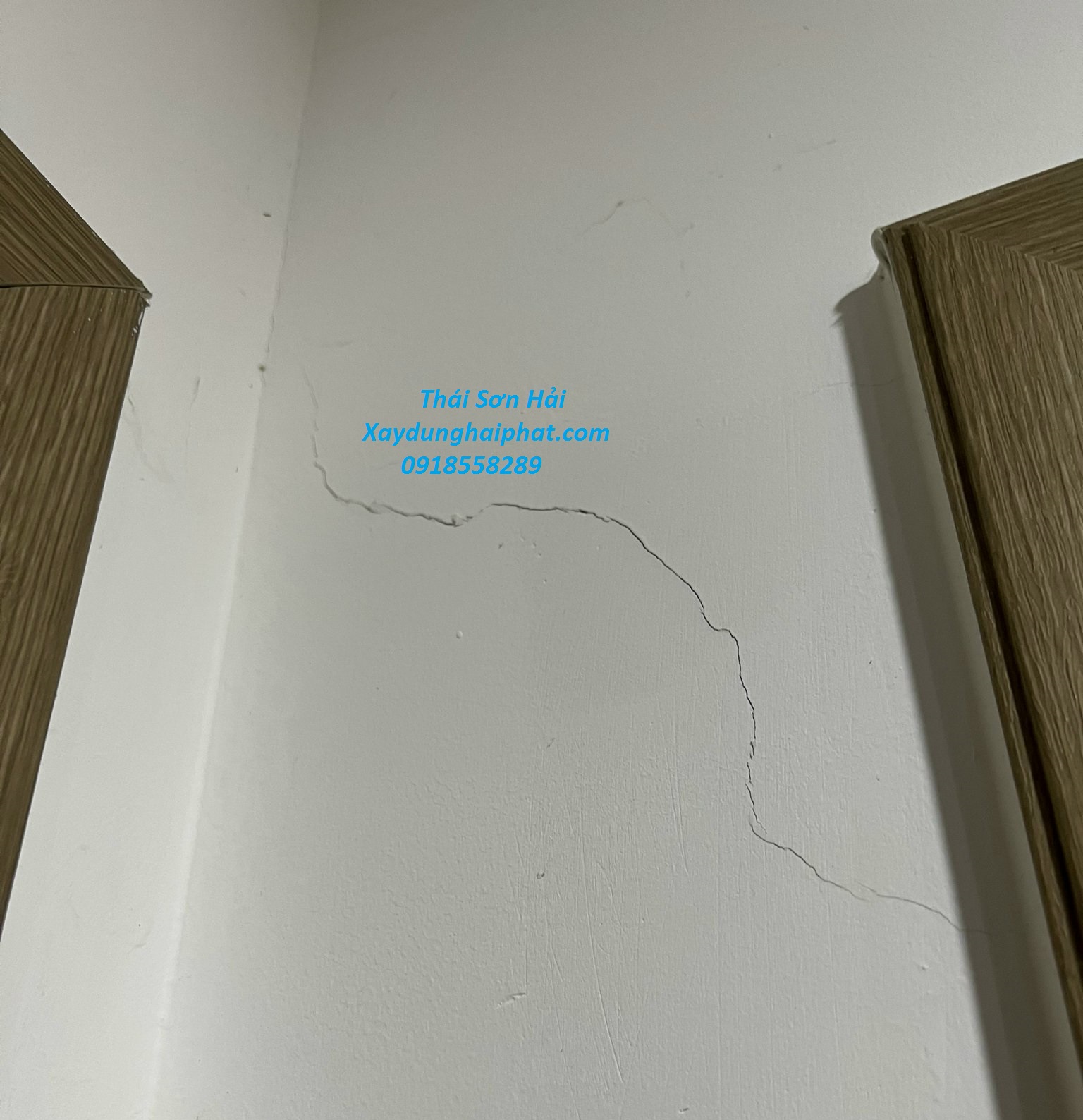 cong-ty-chuyen-xu-ly-nut-tran-tuong-chong-tham-dot-co-tran-nha-o-HN-3