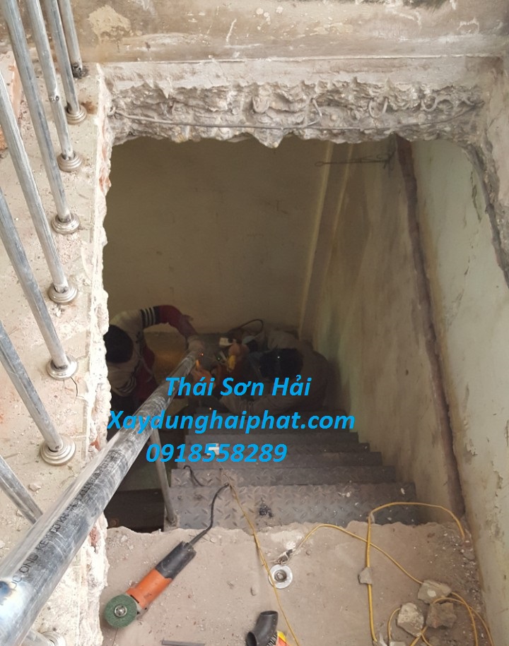cong-ty-lam-cau-thang-sat-chong-tron-truot-o-Ha-Noi-chuyen-nghiep-1
