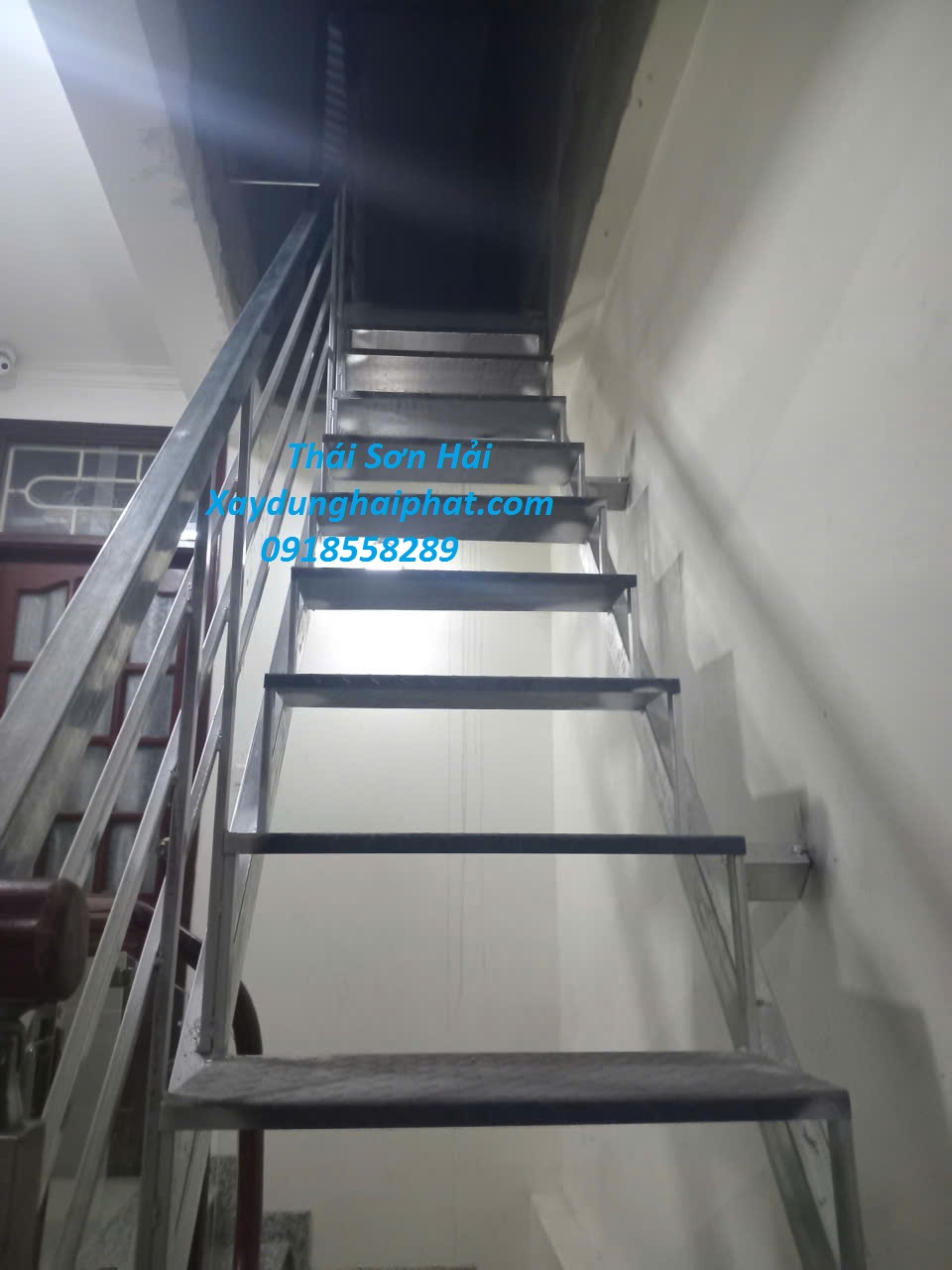 cong-ty-lam-cau-thang-sat-tron-goi-lam-cau-thang-sat-an-toan-cho-gia-dinh-o-HN-2