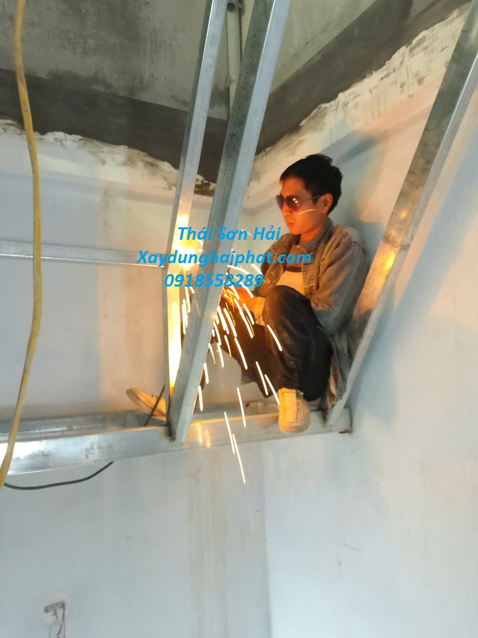 cong-ty-lam-cau-thang-sat-tron-goi-lam-cau-thang-sat-an-toan-cho-gia-dinh-o-HN-4