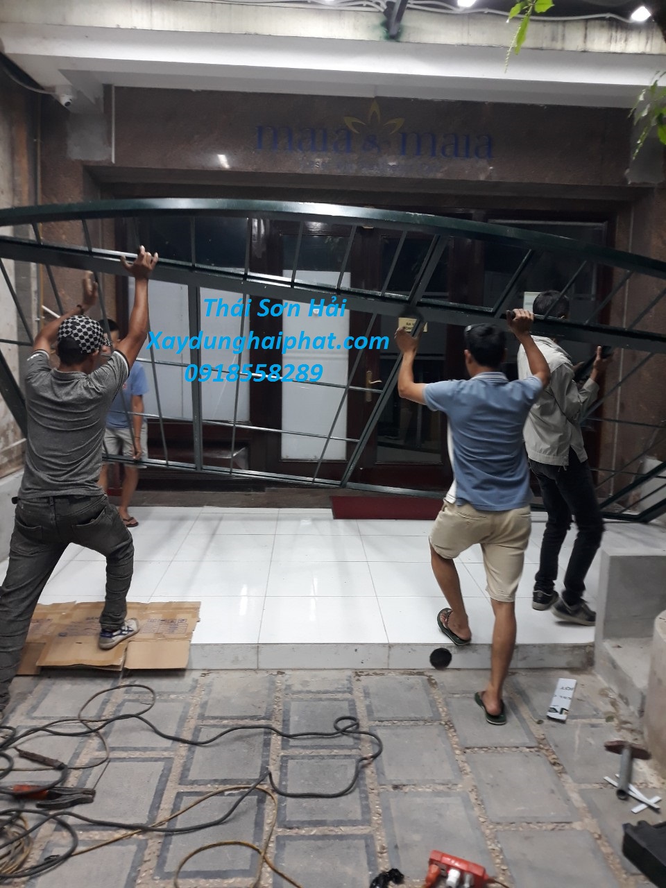 cong-ty-lam-cong-sat-chat-luong-lam-cua-cong-sat-dep-hien-dai-o-HN-2