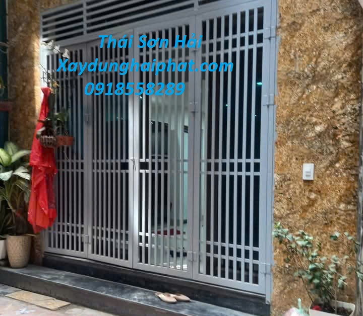 cong-ty-lam-cong-sat-chat-luong-lam-cua-cong-sat-dep-hien-dai-o-HN-5