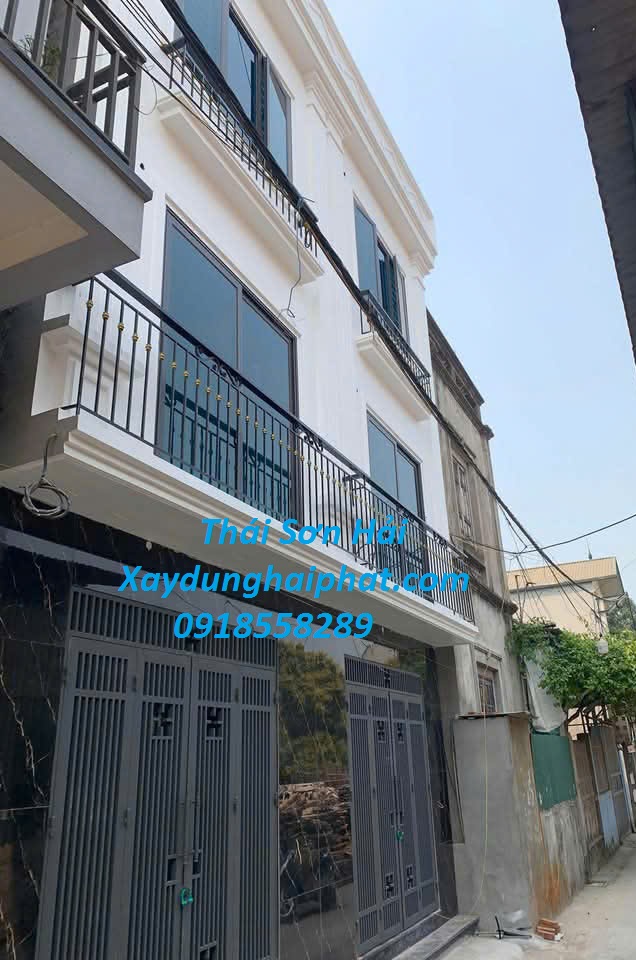 cong-ty-lam-lan-can-ban-cong-sat-cua-cong-sat-ben-dep-o-HN-2