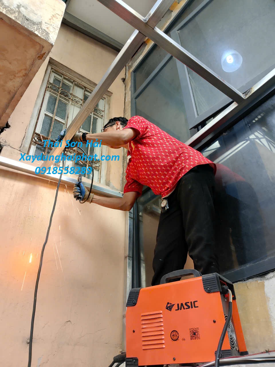 cong-ty-lam-mai-che-poly-nha-dan-lam-mai-lay-sang-tai-Cau-Giay-HN-3