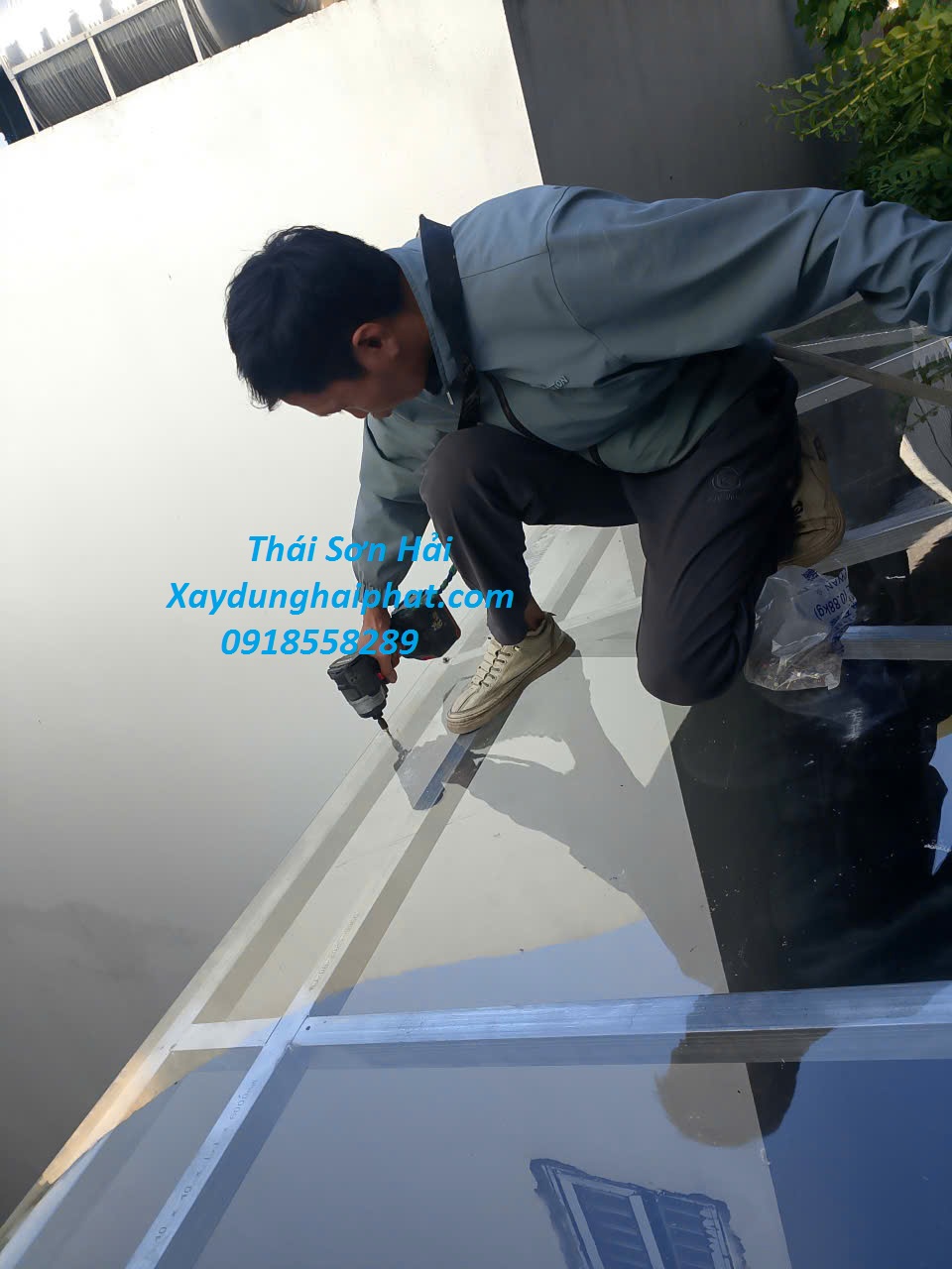 cong-ty-lam-mai-nhua-lay-sang-lam-mai-che-poly-tai-Ha-Noi-4