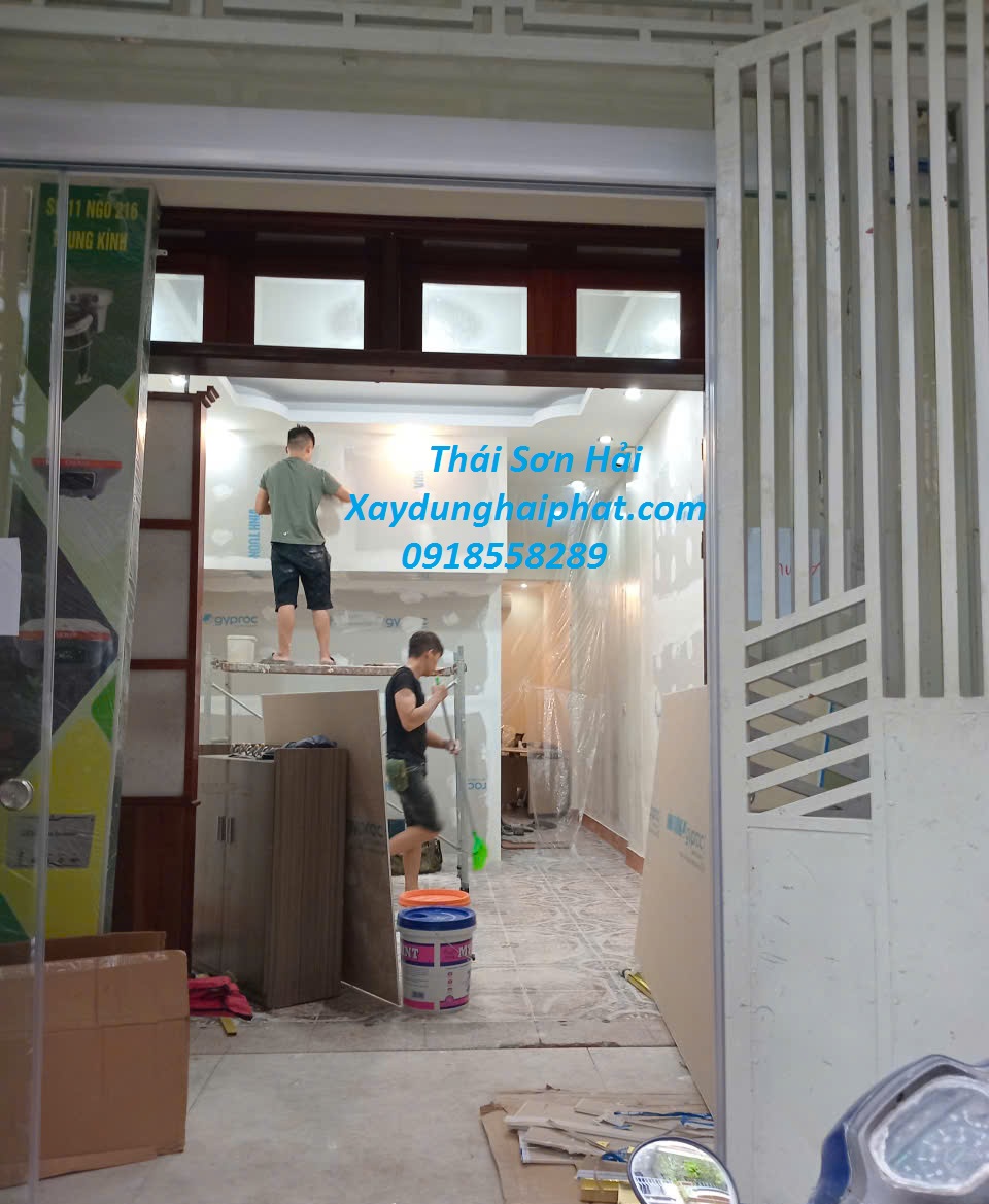 cong-ty-son-lai-nha-chong-tham-tuong-bi-nut-o-HN-1