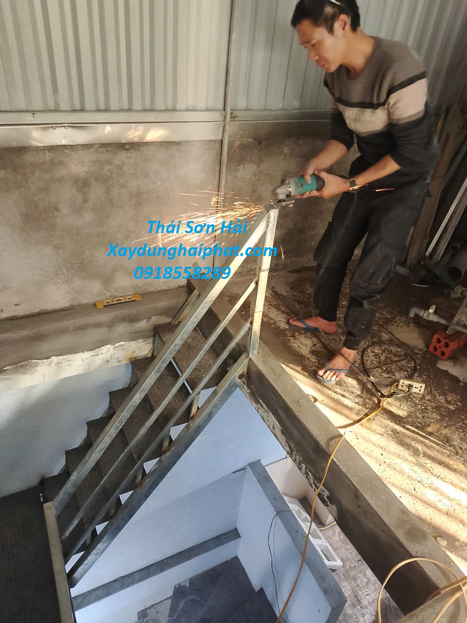 dat-lam-cau-thang-sat-tron-goi-tai-nha-o-HN-2