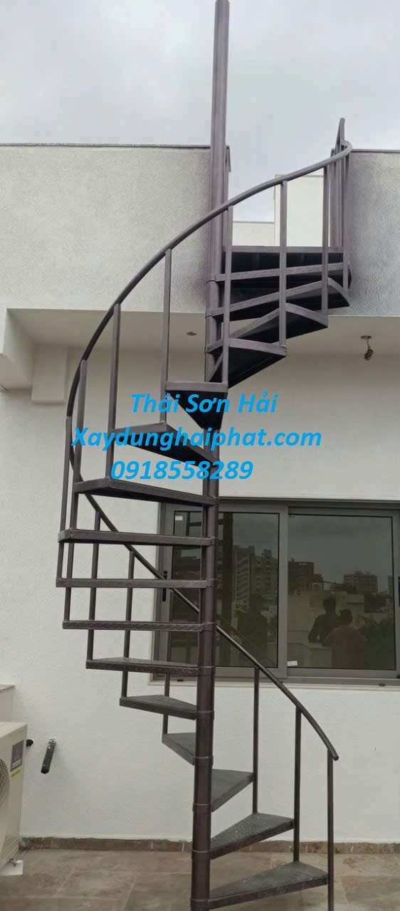 dat-lam-cau-thang-sat-tron-goi-tai-nha-o-HN-4