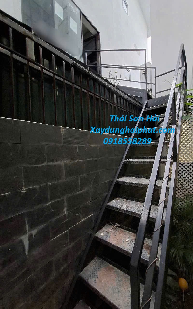 dat-lam-cau-thang-sat-tron-goi-tai-nha-o-HN-6