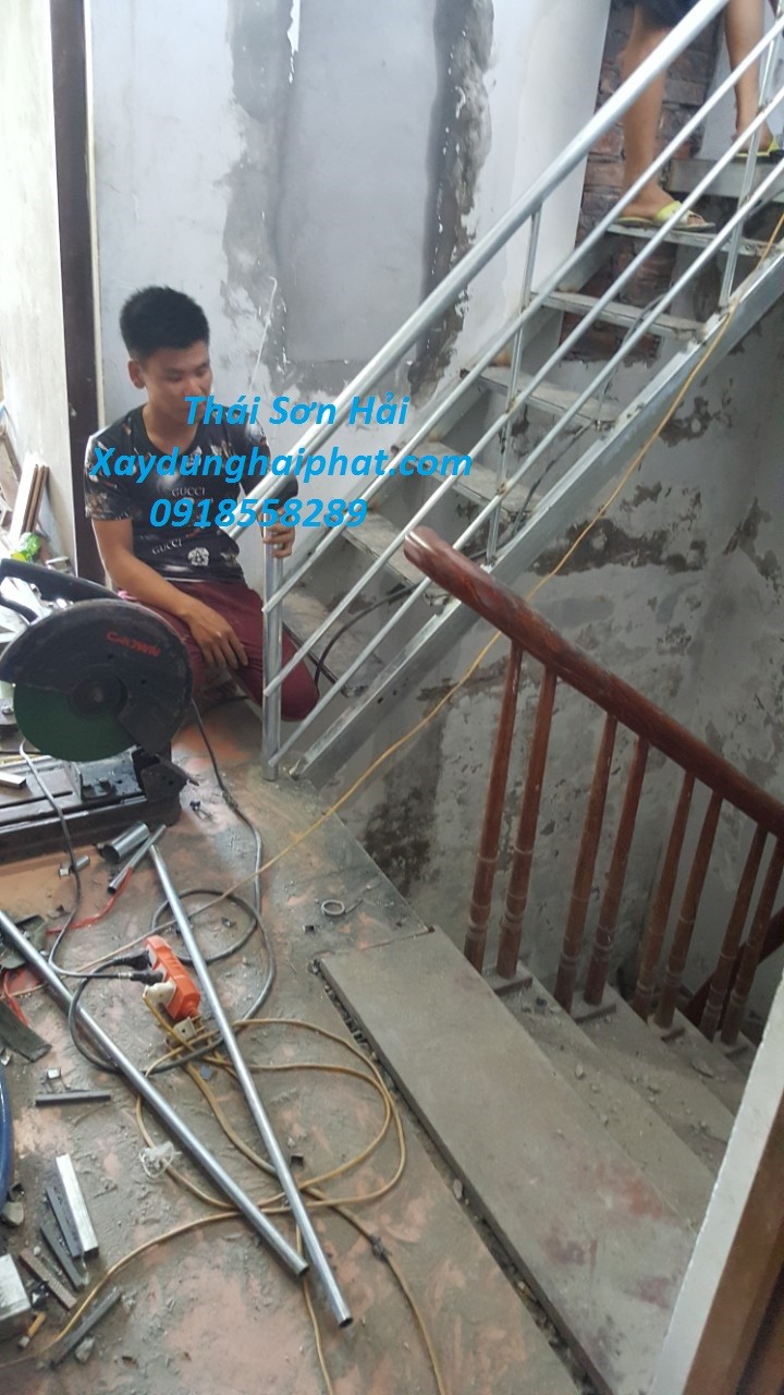 dia-chi-lam-cau-thang-sat-dep-thi-cong-cac-loai-cau-thang-sat-o-hn-1