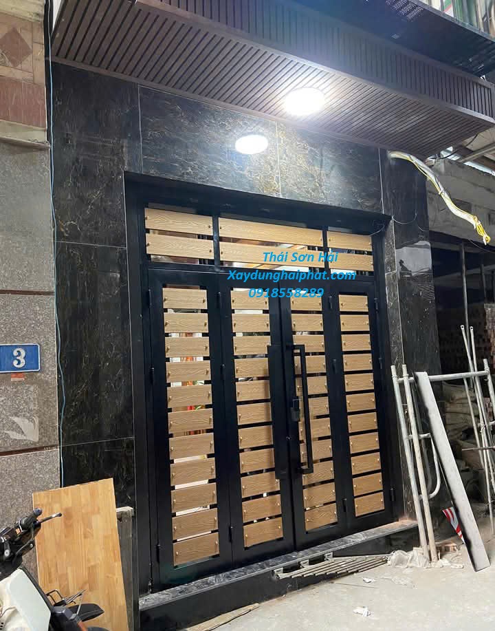 dia-chi-lam-cua-cong-sat-inox-gia-re-o-HN-3