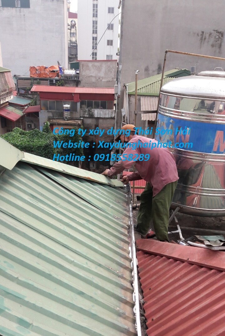 dia-chi-sua-chua-mai-ton-bi-tham-dot-thay-mang-nuoc-gia-re-quan-hoang-mai-2