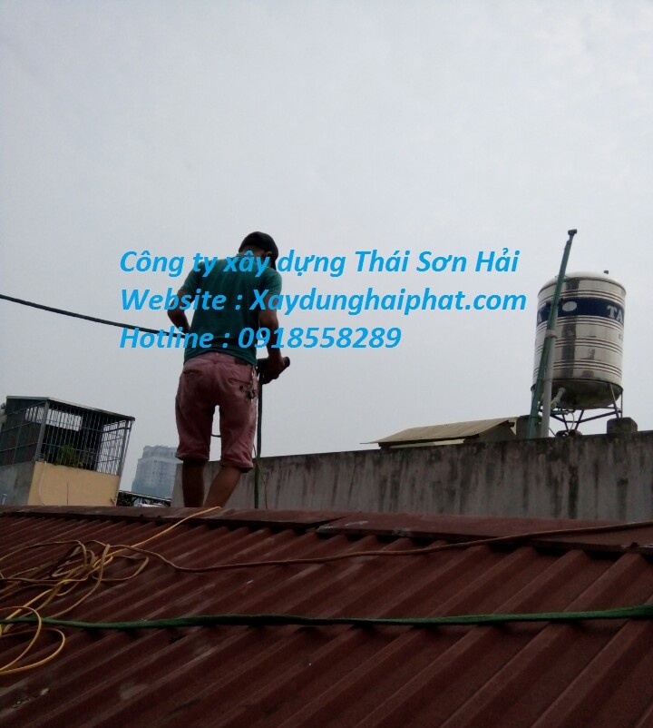 dia-chi-sua-chua-mai-ton-bi-tham-dot-thay-mang-nuoc-gia-re-quan-hoang-mai-3