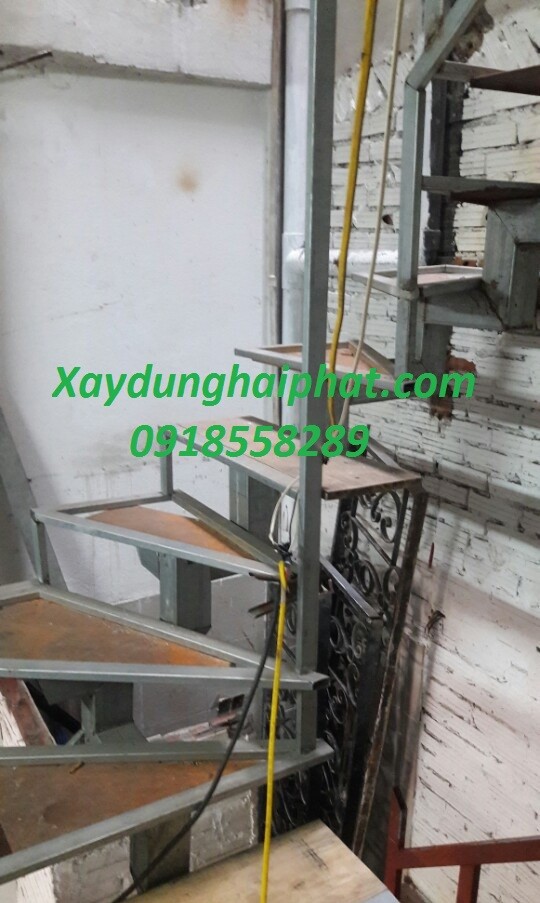 dia-chi-thi-cong-cau-thang-sat-lam-cua-cong-sat-dep-re-nhat-ha-noi-1