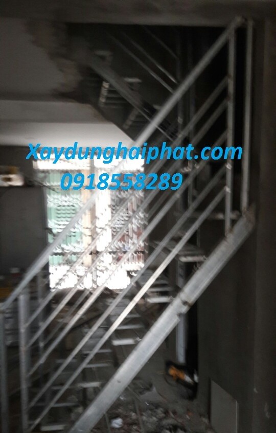 dia-chi-thi-cong-cau-thang-sat-lam-cua-cong-sat-dep-re-nhat-ha-noi-4