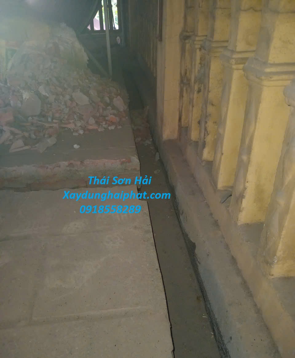 dich-vu-chong-tham-san-mai-chong-tham-dot-mai-nha-gia-re-o-HN-1