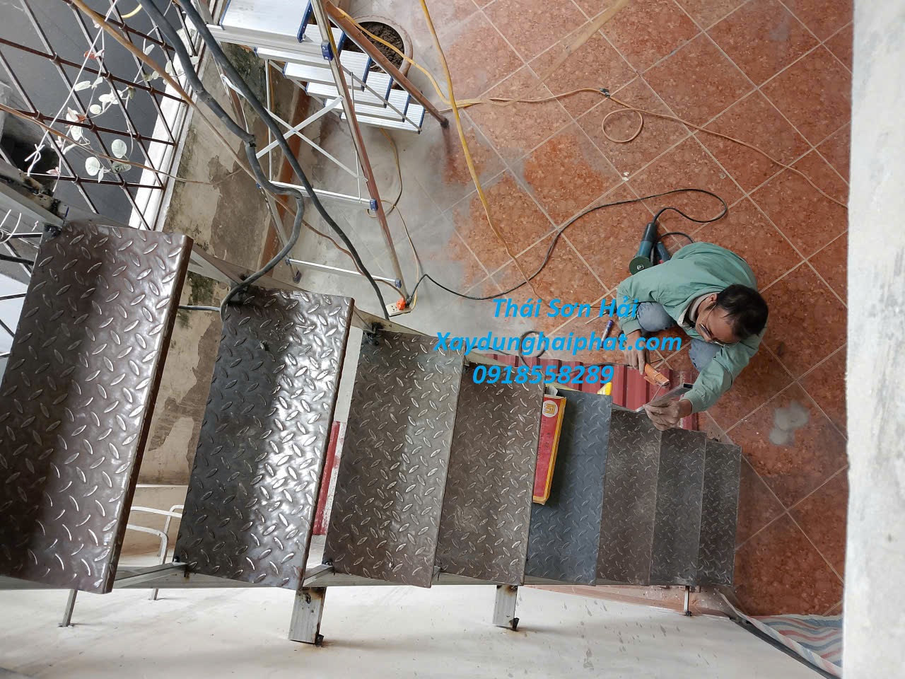 dich-vu-lam-cau-thang-sat-cho-nha-cai-tao-o-HN-1