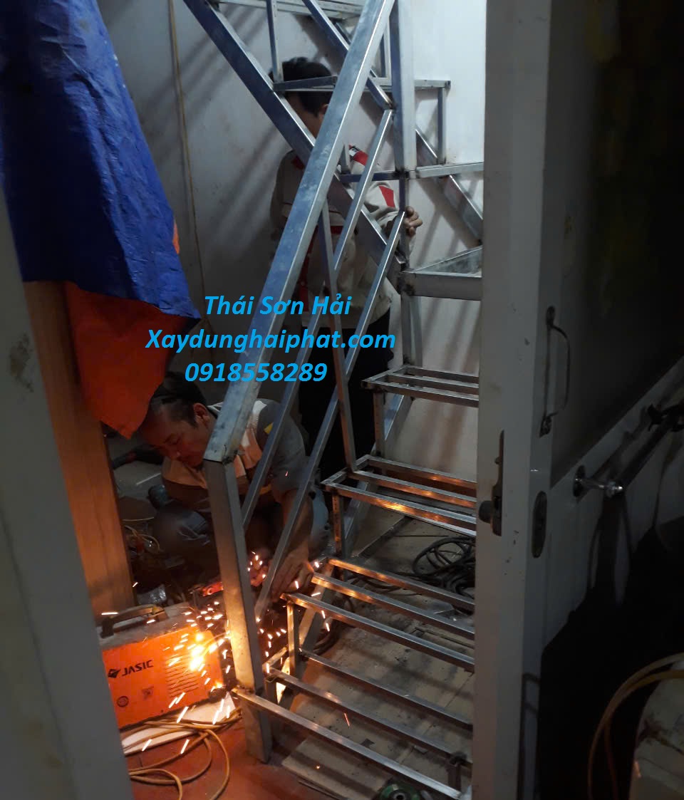 dich-vu-lam-cau-thang-sat-cho-nha-cai-tao-o-HN-2