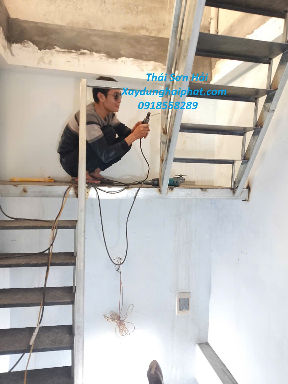 dich-vu-lam-cau-thang-sat-cho-nha-cai-tao-o-HN-3