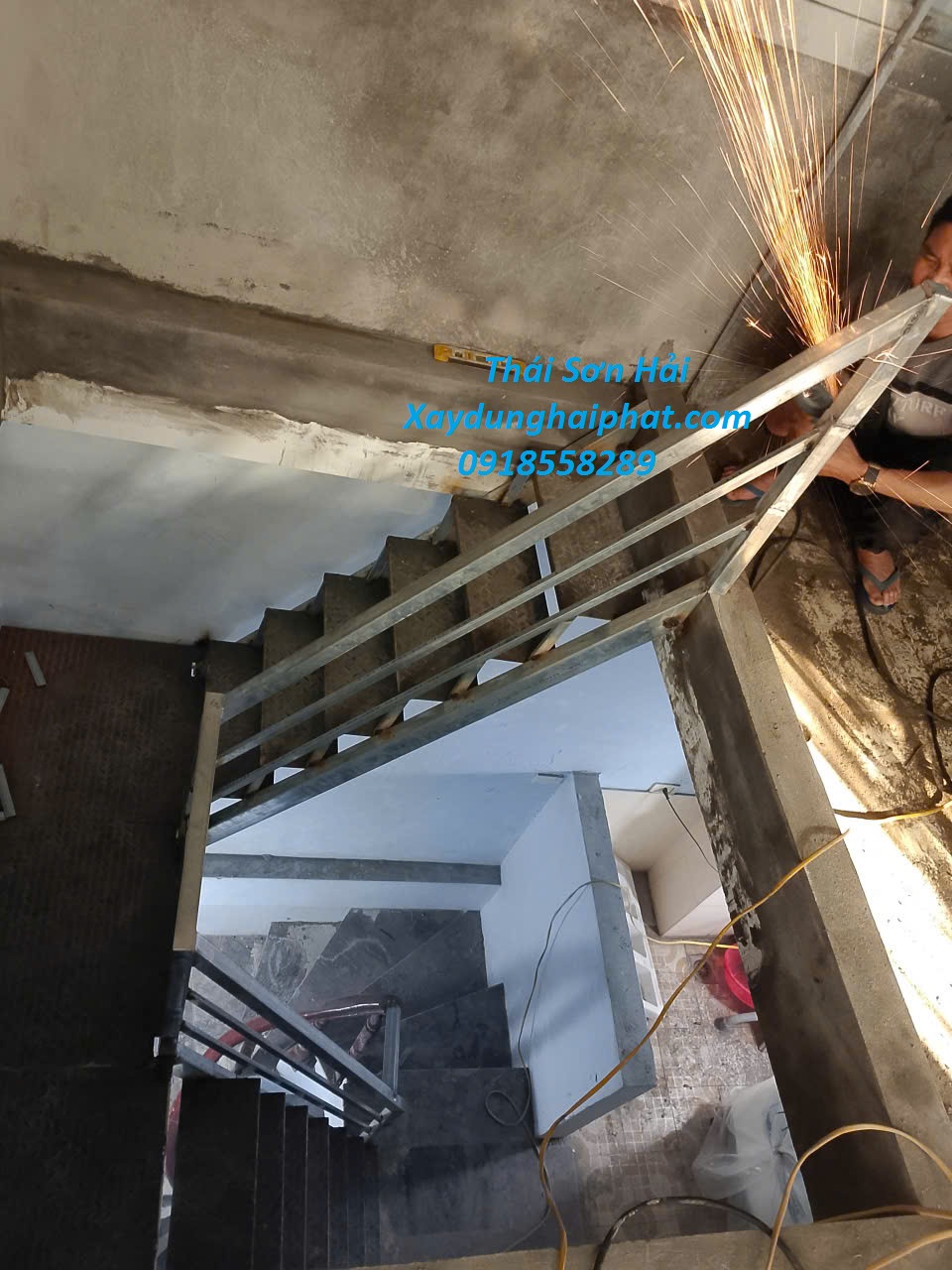 dich-vu-lam-cau-thang-sat-cho-nha-cai-tao-o-HN-4