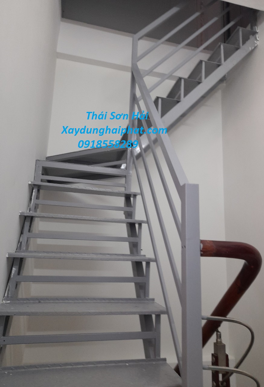 dich-vu-lam-cau-thang-sat-tron-goi-o-Ha-Noi-chuyen-nghiep-1