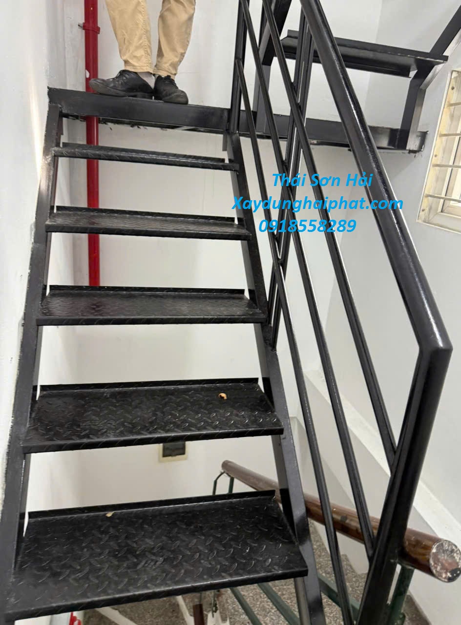 dich-vu-lam-cau-thang-sat-tron-goi-o-Ha-Noi-chuyen-nghiep-3