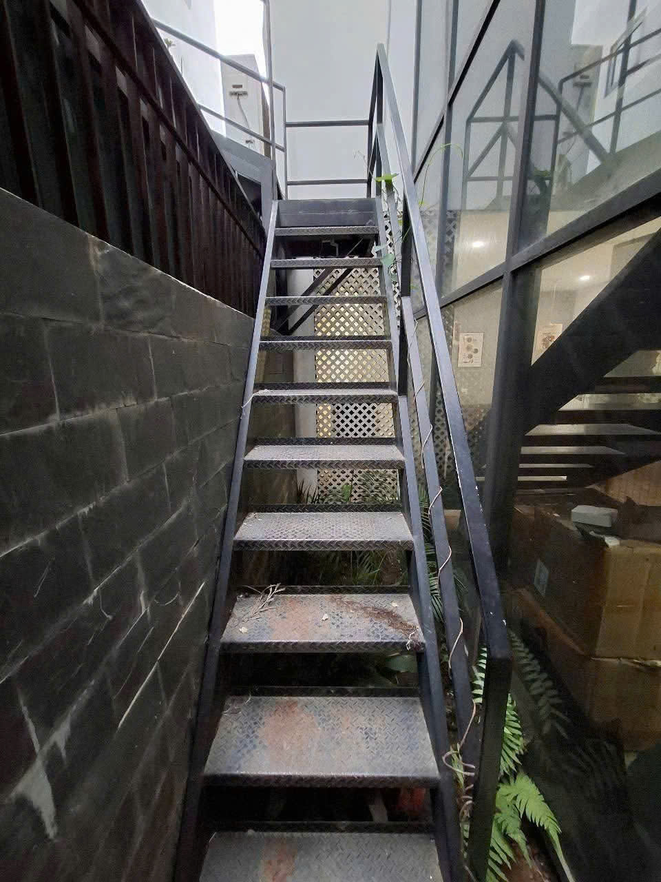 dich-vu-lam-cau-thang-sat-tron-goi-o-Ha-Noi-chuyen-nghiep-4