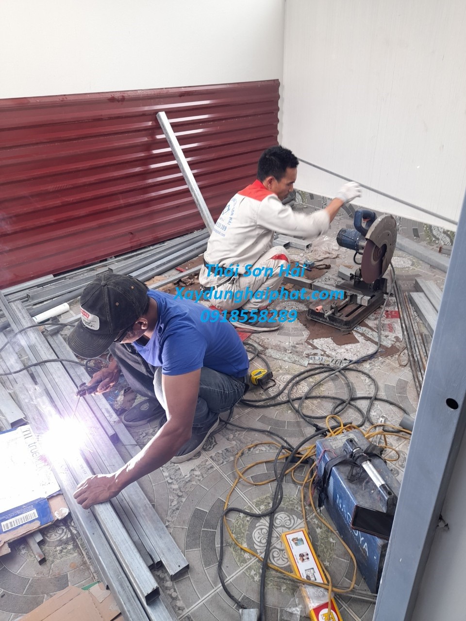 dich-vu-lam-chuong-cop-ban-cong-thi-cong-long-sat-tai-HN-gia-re-1