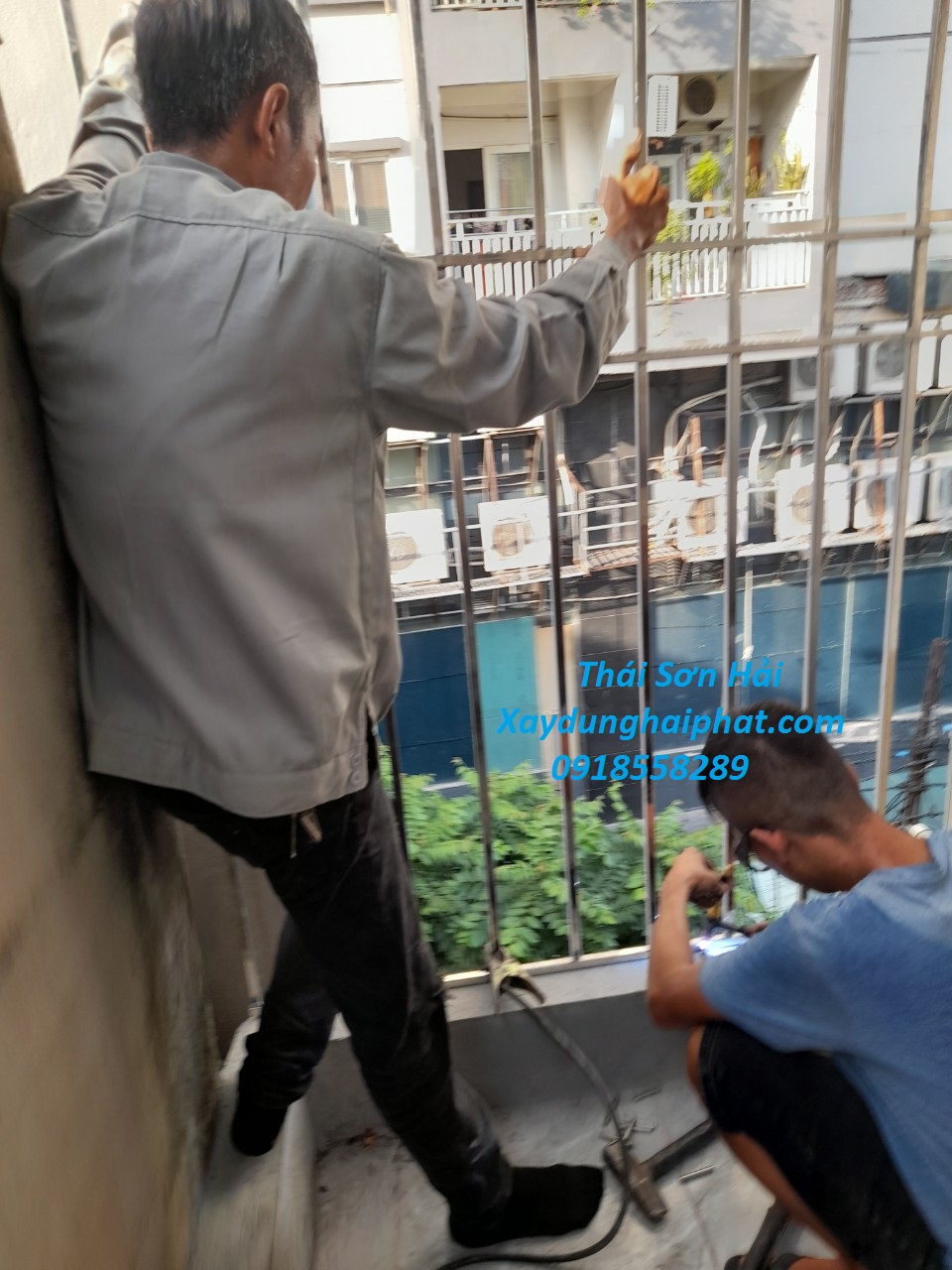 dich-vu-lam-chuong-cop-uy-tin-han-khung-sat-ban-cong-o-HN-1