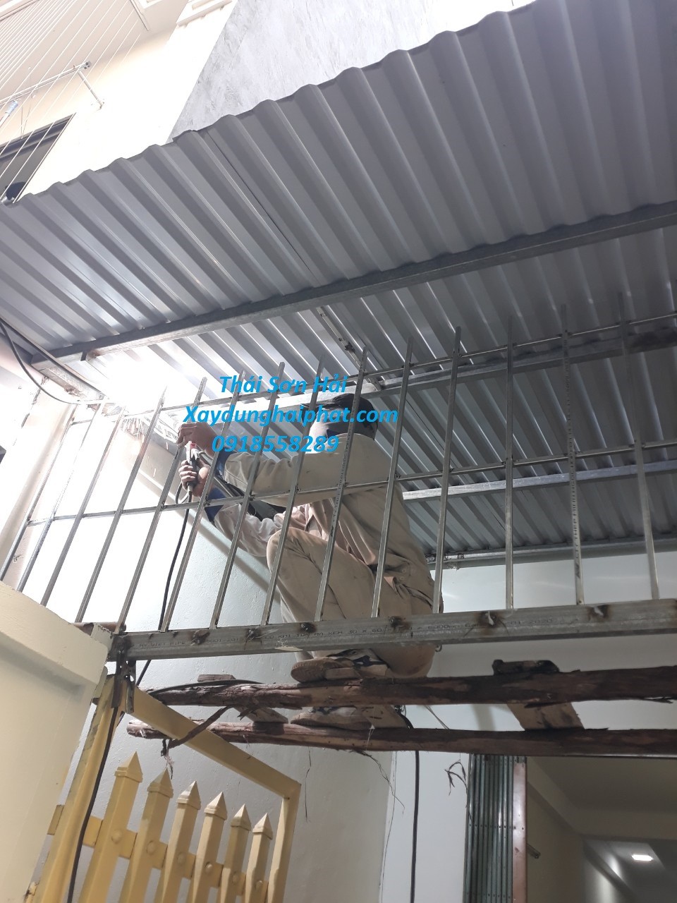 dich-vu-lam-khung-bao-ve-lam-chuong-cop-sat-dep-tai-tay-ho-hn-2