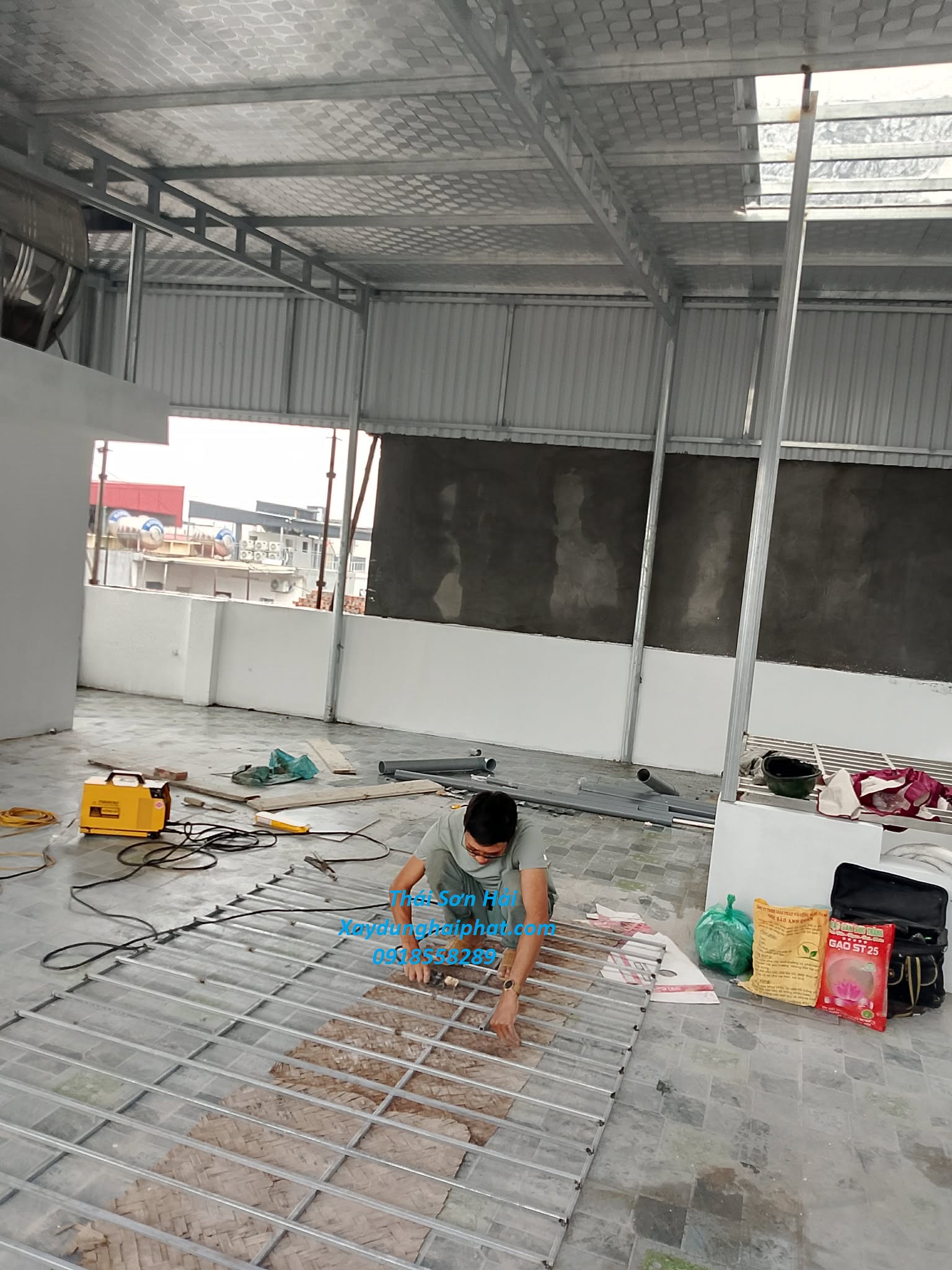 dich-vu-lam-khung-sat-tan-noi-chuong-cop-ban-cong-mo-duoc-o-HN-2